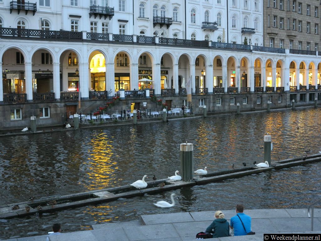 Deze 19de-eeuwse winkelgalerij, de Alsterarkaden,  loopt van de Alster richting de Elbe. De Alsterarkaden loopt langs de Rathausmarkt .Tip: Leuke dingen doen in de buurt.